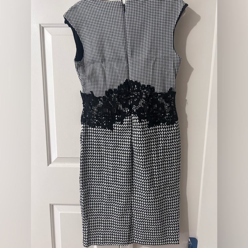 Houndstooth in black and white pattern, slim fit dress with some give. Gorgeous!